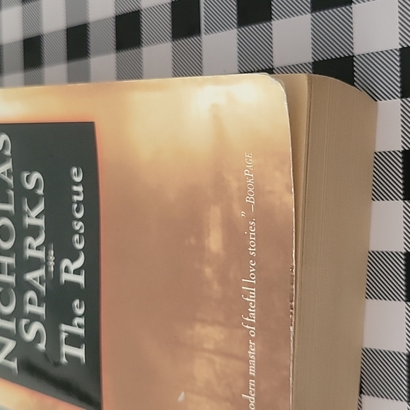Nicholas Sparks Paperback book "The Rescue" - Picture 4 of 4